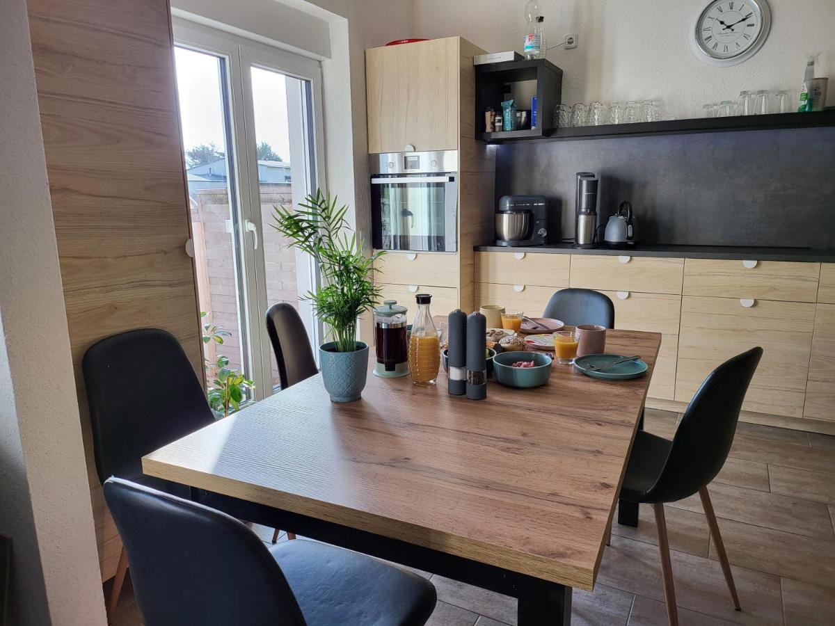 Modernes Behagliches Haus Mit Kamin, Terrasse Und Garten マクデブルク エクステリア 写真